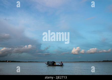 Angeln Boot auf dem Fluss Rupsha. Khulna, Bangladesh. Stockfoto