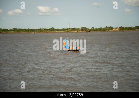 Angeln Boot auf dem Fluss Rupsha. Khulna, Bangladesh. Stockfoto