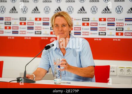 Erfurt, Deutschland. 24.. Juni 2022. Cheftrainerin Martina Voss-Tecklenburg (Deutschland) während der Pressekonferenz nach dem internationalen Freundschaftsspiel zwischen Deutschland und der Schweiz im Steigerwaldstadion in Erfurt. Norina Toenges/Sports Press Foto: SPP Sport Press Foto. /Alamy Live News Stockfoto