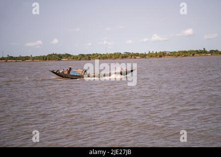 Angeln Boot auf dem Fluss Rupsha. Khulna, Bangladesh. Stockfoto