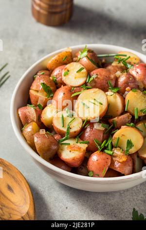 Hausgemachter deutscher Kartoffelsalat mit Kräutern und Senf Stockfoto