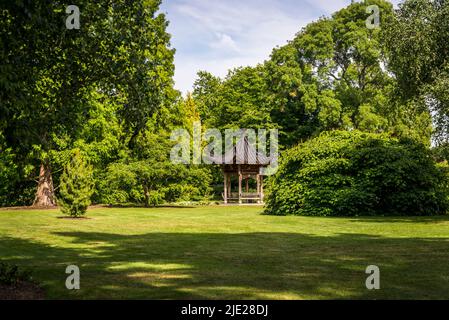 Der Butterfly Lovers Pavilion liegt auf den Rasenflächen von Seven Acres, Wisley Garden, Surrey, Großbritannien Stockfoto