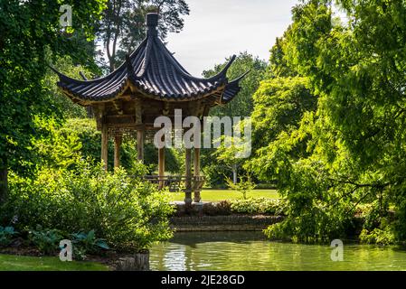 The Butterfly Lovers Pavilion mit Blick auf den See, Wisley Garden, Surrey, Großbritannien Stockfoto