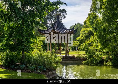 The Butterfly Lovers Pavilion mit Blick auf den See, Wisley Garden, Surrey, Großbritannien Stockfoto