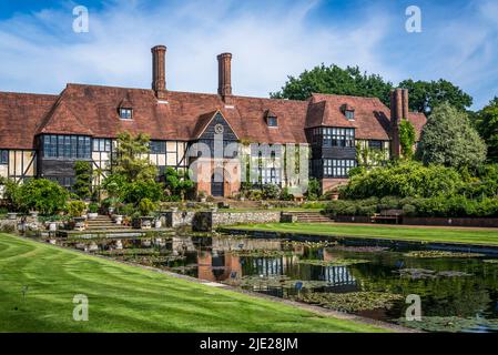 Das Laborgebäude im Arts and Crafts-Stil und der Jellicoe-Kanal im Wisley Garden, Surrey, Großbritannien Stockfoto