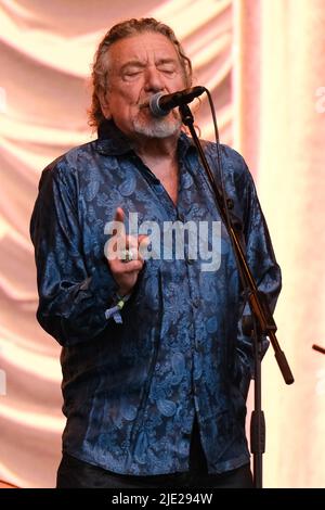 Glastonbury, Großbritannien. 24.. Juni 2022. VEREINIGTES KÖNIGREICH. Freitag, 24. Juni 2022. Robert Plant tritt auf der Pyramid Stage während des Glastonbury Festival Worthy Farm auf. Bild nach Kredit: Julie Edwards/Alamy Live News Stockfoto