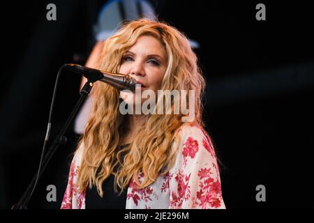 Glastonbury, Großbritannien. 24.. Juni 2022. VEREINIGTES KÖNIGREICH. Freitag, 24. Juni 2022. Alison Krauss tritt auf der Pyramid Stage während des Glastonbury Festival Worthy Farm auf. Bild nach Kredit: Julie Edwards/Alamy Live News Stockfoto