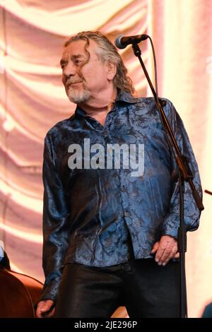 Glastonbury, Großbritannien. 24.. Juni 2022. VEREINIGTES KÖNIGREICH. Freitag, 24. Juni 2022. Robert Plant tritt auf der Pyramid Stage während des Glastonbury Festival Worthy Farm auf. Bild nach Kredit: Julie Edwards/Alamy Live News Stockfoto