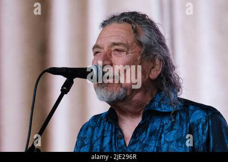 Glastonbury, Großbritannien. 24.. Juni 2022. VEREINIGTES KÖNIGREICH. Freitag, 24. Juni 2022. Robert Plant tritt auf der Pyramid Stage während des Glastonbury Festival Worthy Farm auf. Bild nach Kredit: Julie Edwards/Alamy Live News Stockfoto