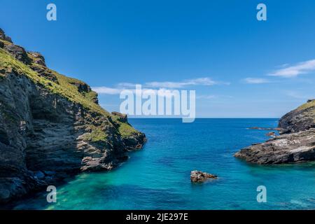 Tintagel in Cornwall mit sehr blaues Meer Stockfoto