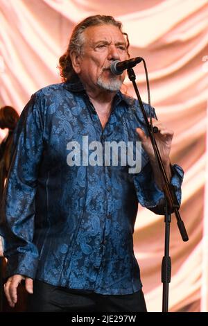 Glastonbury, Großbritannien. 24.. Juni 2022. VEREINIGTES KÖNIGREICH. Freitag, 24. Juni 2022. Robert Plant tritt auf der Pyramid Stage während des Glastonbury Festival Worthy Farm auf. Bild nach Kredit: Julie Edwards/Alamy Live News Stockfoto