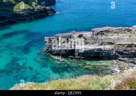 Tintagel in Cornwall mit klarem blauen Meer Stockfoto