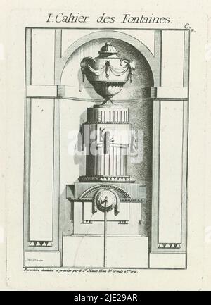 Brunnen mit antiker Vase, I Cahier des Fontaines (Serientitel auf Objekt), Desseins de la Mode neuve au Gicht antik (...) (Serientitel), Entwurf für eine Nische mit einem Sockel mit Wasserdurchfluss und darauf eine antike Vase mit zwei Widderköpfen., Druckerei: Johann Thomas Hauer, (Objektbezeichnung), nach eigenem Entwurf von: Johann Thomas Hauer, (Objektbezeichnung), Paris, 1781, Papier, Radierung, Gravur, Höhe 200 mm × Breite 142 mm Stockfoto