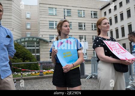 Berlin, Deutschland. 24.. Juni 2022. Am 24. Juni 2022 versammelten sich Demonstranten vor der US-Botschaft in Berlin, nach dem historischen Umstürzen von Roe v. Wade und der verfassungsrechtlichen Garantie für Abtreibungsrechte in den Vereinigten Staaten. Die Demonstranten skandierten Meinen Körper, meine Wahl. (Foto: Michael Kuenne/PRESSCOV/Sipa USA) Quelle: SIPA USA/Alamy Live News Stockfoto