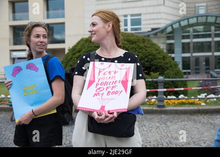 Berlin, Deutschland. 24.. Juni 2022. Am 24. Juni 2022 versammelten sich Demonstranten vor der US-Botschaft in Berlin, nach dem historischen Umstürzen von Roe v. Wade und der verfassungsrechtlichen Garantie für Abtreibungsrechte in den Vereinigten Staaten. Die Demonstranten skandierten Meinen Körper, meine Wahl. (Foto: Michael Kuenne/PRESSCOV/Sipa USA) Quelle: SIPA USA/Alamy Live News Stockfoto