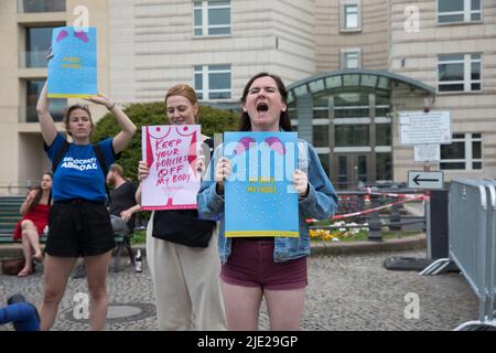 Berlin, Deutschland. 24.. Juni 2022. Am 24. Juni 2022 versammelten sich Demonstranten vor der US-Botschaft in Berlin, nach dem historischen Umstürzen von Roe v. Wade und der verfassungsrechtlichen Garantie für Abtreibungsrechte in den Vereinigten Staaten. Die Demonstranten skandierten Meinen Körper, meine Wahl. (Foto: Michael Kuenne/PRESSCOV/Sipa USA) Quelle: SIPA USA/Alamy Live News Stockfoto