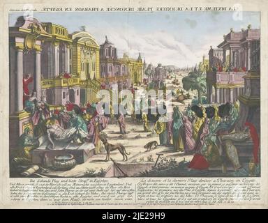 Die zehnte Pest in Ägypten, die zehnte Plag und lezte Straff in Ägypten (Titel auf Objekt), die Pest des Todes des Erstgeborenen unter den Ägyptern. Blick auf einen Platz in einer Stadt mit Trauernden, Trauerzügen und Trauerritualen. Im Hintergrund tote Tiere. Unten die Bilderklärungen in Deutsch und Französisch., Verlag: Kaiserlich Franziskanische Akademie, (Objektverweise genannt), Druckerei: Anonym, nach Gestaltung von: Bergmüller, (Objektverlag genannt), Verlag: Augsburg, Druckerei: Deutschland, 1755 - 1779, Papier, Ätzen, Pinsel, Höhe 328 mm × Breite 428 mm Stockfoto