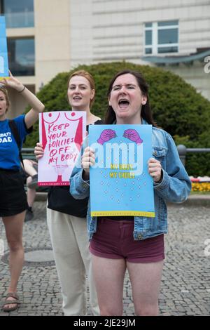 Berlin, Deutschland. 24.. Juni 2022. Am 24. Juni 2022 versammelten sich Demonstranten vor der US-Botschaft in Berlin, nach dem historischen Umstürzen von Roe v. Wade und der verfassungsrechtlichen Garantie für Abtreibungsrechte in den Vereinigten Staaten. Die Demonstranten skandierten Meinen Körper, meine Wahl. (Foto: Michael Kuenne/PRESSCOV/Sipa USA) Quelle: SIPA USA/Alamy Live News Stockfoto