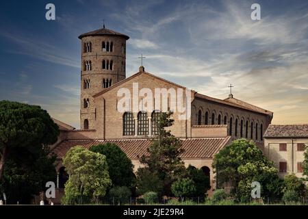 Blick auf die Basilika von Sant'Apollinare in Classe bei Sonnenuntergang. Classe, Ravenna, Italien Stockfoto