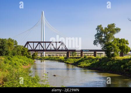 Sonniger Blick auf die Margaret Hunt Hill Bridge in Dallas, Texas Stockfoto