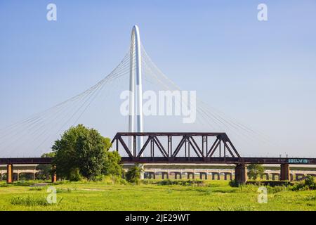 Sonniger Blick auf die Margaret Hunt Hill Bridge in Dallas, Texas Stockfoto