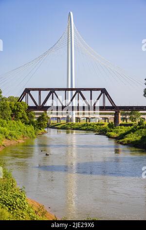 Sonniger Blick auf die Margaret Hunt Hill Bridge in Dallas, Texas Stockfoto