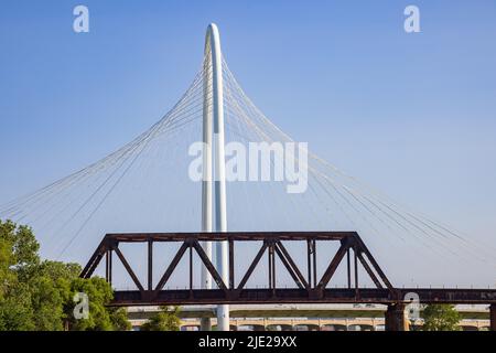 Sonniger Blick auf die Margaret Hunt Hill Bridge in Dallas, Texas Stockfoto