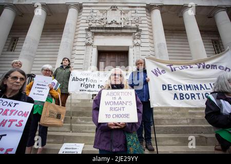 Cardiff, Wales, Großbritannien. 24.. Juni 2022. Abtreibungsrechte Cardiff Protest vor dem Cardiff Crown Court im Stadtzentrum von Cardiff, Teil eines koordinierten Protests in Edinburgh und London gegen den Umbruch von Roe gegen Wade in den USA, da der Oberste Gerichtshof der USA das verfassungsmäßige Recht auf Abtreibung einstellt. Kredit: Mark Hawkins/Alamy Live Nachrichten Stockfoto