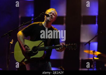 Milwaukee, USA. 23.. Juni 2022. Jason Isbell beim Summerfest Music Festival am 23. Juni 2022 in Milwaukee, Wisconsin (Foto: Daniel DeSlover/Sipa USA) Quelle: SIPA USA/Alamy Live News Stockfoto