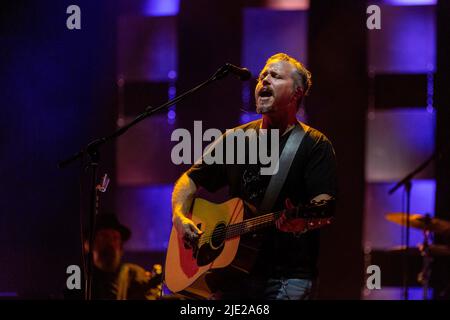 Milwaukee, USA. 23.. Juni 2022. Jason Isbell beim Summerfest Music Festival am 23. Juni 2022 in Milwaukee, Wisconsin (Foto: Daniel DeSlover/Sipa USA) Quelle: SIPA USA/Alamy Live News Stockfoto