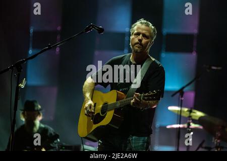 Milwaukee, USA. 23.. Juni 2022. Jason Isbell beim Summerfest Music Festival am 23. Juni 2022 in Milwaukee, Wisconsin (Foto: Daniel DeSlover/Sipa USA) Quelle: SIPA USA/Alamy Live News Stockfoto