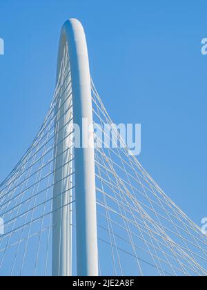 Sonniger Blick auf die Margaret Hunt Hill Bridge in Dallas, Texas Stockfoto