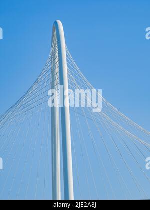 Sonniger Blick auf die Margaret Hunt Hill Bridge in Dallas, Texas Stockfoto