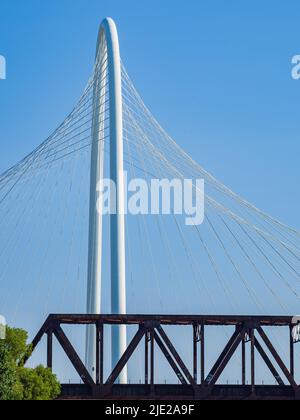 Sonniger Blick auf die Margaret Hunt Hill Bridge in Dallas, Texas Stockfoto