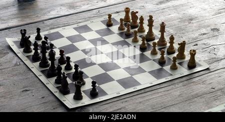 Ein professionelles Turnierschachbrett mit den 32 Schachfiguren, die vor dem Beginn eines Spiels platziert wurden Stockfoto