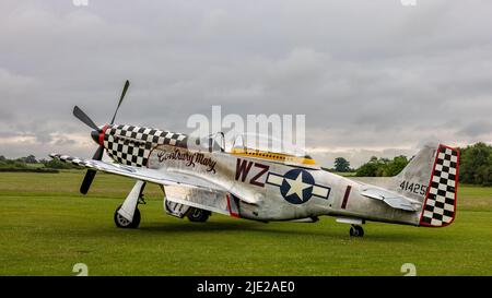 North American TF51D Mustang ‘Gegenteiliges Mary’ (G-TFSI) auf der Fluglinie bei der Shuttleworth Evening Airshow am 18.. Juni 2022 Stockfoto