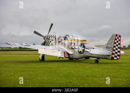 North American TF51D Mustang ‘Gegenteiliges Mary’ (G-TFSI) auf der Fluglinie bei der Shuttleworth Evening Airshow am 18.. Juni 2022 Stockfoto