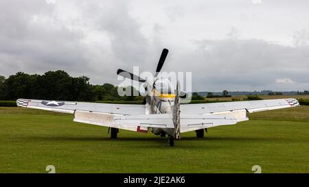 North American TF51D Mustang ‘Gegenteiliges Mary’ (G-TFSI) auf der Fluglinie bei der Shuttleworth Evening Airshow am 18.. Juni 2022 Stockfoto