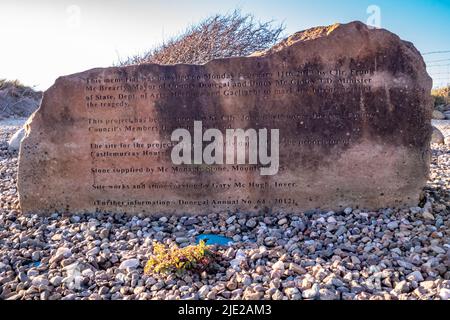 DUNKINEELY, COUNTY DONEGAL, IRLAND - APRIL 10 2022 : Steine erinnern an Fischer, die bei einem plötzlichen Sturm ihr Leben verloren haben. Stockfoto