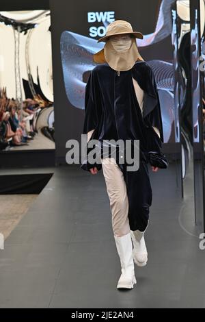 London, Großbritannien. 24.. Juni 2022. Die Designerin Livpneprint präsentiert sich im Dome: Northumbria University Fashion Presentation auf der GFW22, London, UK. - 24. Juni 2022. Quelle: Siehe Li/Picture Capital/Alamy Live News Stockfoto