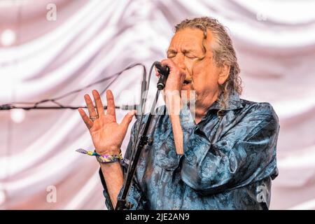 Pilton, Großbritannien. 24.. Juni 2022. Robert Plant und Alison Krauss treten auf der Pyramid Stage auf - dem Glastonbury Festival 50. 2022, Worthy Farm. Glastonbury, Quelle: Guy Bell/Alamy Live News Stockfoto