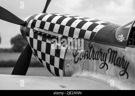 North American TF51D Mustang ‘Gegenteiliges Mary’ (G-TFSI) auf der Fluglinie bei der Shuttleworth Evening Airshow am 18.. Juni 2022 Stockfoto