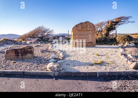 DUNKINEELY, COUNTY DONEGAL, IRLAND - APRIL 10 2022 : Steine erinnern an Fischer, die bei einem plötzlichen Sturm ihr Leben verloren haben. Stockfoto