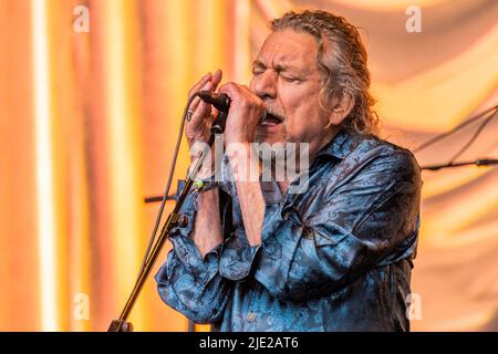 Pilton, Großbritannien. 24.. Juni 2022. Robert Plant und Alison Krauss treten auf der Pyramid Stage auf - dem Glastonbury Festival 50. 2022, Worthy Farm. Glastonbury, Quelle: Guy Bell/Alamy Live News Stockfoto