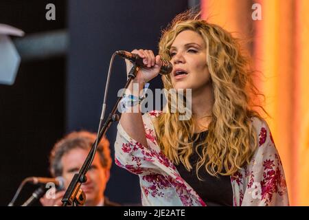 Pilton, Großbritannien. 24.. Juni 2022. Robert Plant und Alison Krauss treten auf der Pyramid Stage auf - dem Glastonbury Festival 50. 2022, Worthy Farm. Glastonbury, Quelle: Guy Bell/Alamy Live News Stockfoto