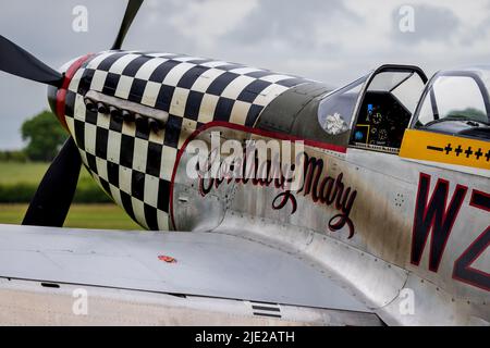 North American TF51D Mustang ‘Gegenteiliges Mary’ (G-TFSI) auf der Fluglinie bei der Shuttleworth Evening Airshow am 18.. Juni 2022 Stockfoto