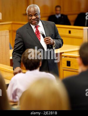 GULFPORT, FLORIDA; der Richter des Obersten Gerichtshofs der Vereinigten Staaten, Clarence Thomas, spricht während eines Besuchs der Juraschule am 2. Februar 2010 in Gulfport, Florida. Stockfoto