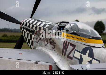 North American TF51D Mustang ‘Gegenteiliges Mary’ (G-TFSI) auf der Fluglinie bei der Shuttleworth Evening Airshow am 18.. Juni 2022 Stockfoto