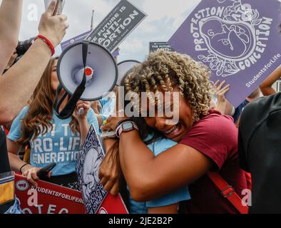 Washington, Usa. 24.. Juni 2022. Befürworter des Lebens feiern, nachdem der Oberste Gerichtshof der USA Roe gegen Wade kippt, den Abtreibungsschutz auf Bundesebene beendet und die Abtreibungsregulierung zu einem Thema gemacht hat, das am Donnerstag, dem 24. Juni 2022, vom Obersten Gerichtshof der Vereinigten Staaten in Washington, DC, beschlossen wurde. Foto von Jemal Gräfin/UPI Credit: UPI/Alamy Live News Stockfoto