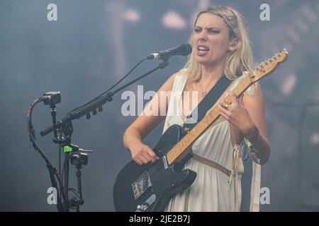 Glastonbury, Großbritannien. 24.. Juni 2022. Wolf Alice spielt die Pyramid Stage - das Glastonbury Festival 50. 2022, Worthy Farm. Kredit: Guy Bell/Alamy Live Nachrichten Stockfoto